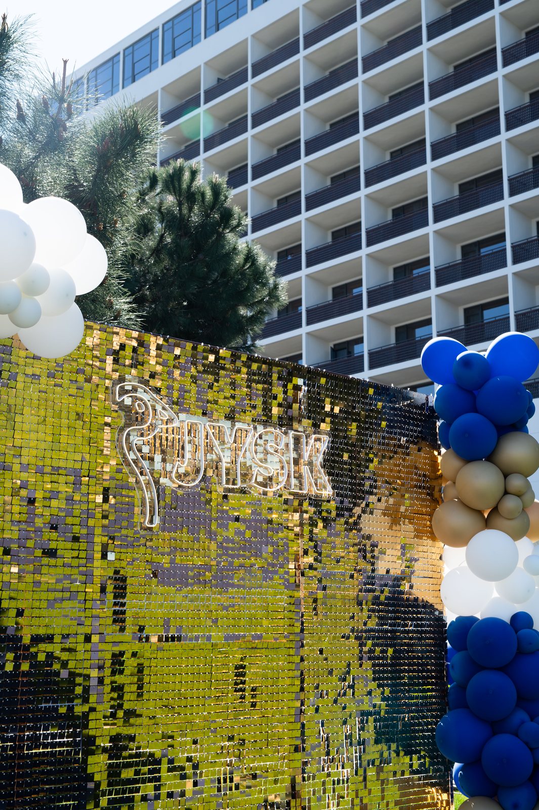 Aynalı back drop ve balon dekorasyonu